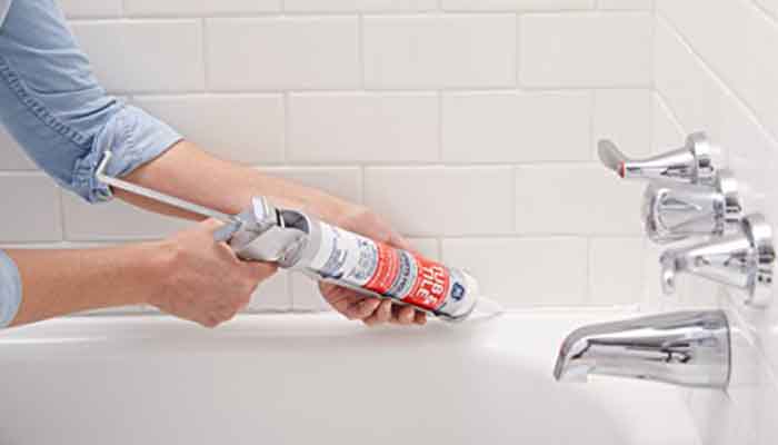 How to Caulk a Large Gap in Bathtubs